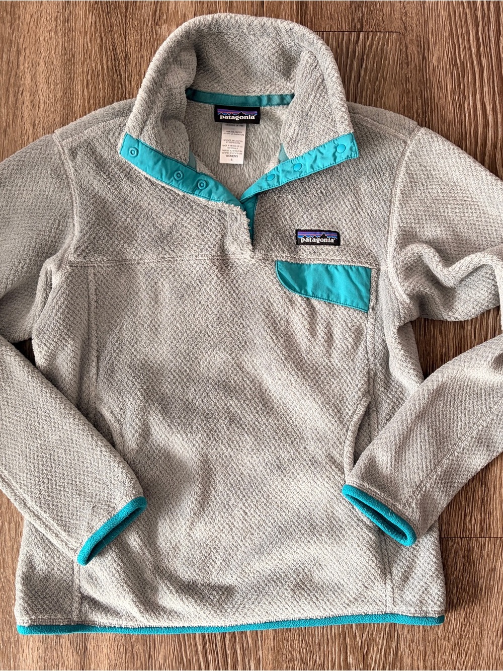 Patagonia Light Gray Fleece Pullover with Teal Accents